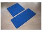 Deux tapis de bain antidérapants bleus sont posés sur le sol.