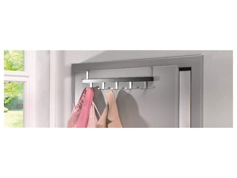 Un porte-manteau sur porte avec cinq crochets métalliques, parfait pour suspendre des sacs et des manteaux.