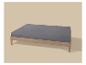 Drap-housse gris sur un matelas avec un cadre de lit en bois clair.
