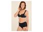 Femme souriante en soutien-gorge et culotte noirs à motifs floraux.
