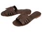 Sandales plates marron avec détails tressés sur la bride.