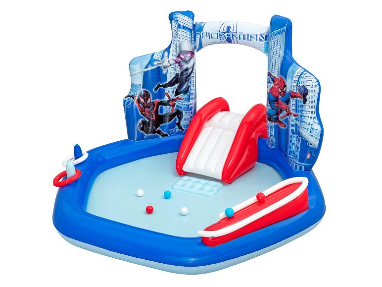 Centre de jeux gonflable avec toboggan aquatique et personnages de super-héros.