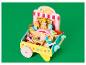 Chariot de magasin de bonbons en bois avec divers bonbons jouets comme des sucettes, des oursons en gélatine et du pop-corn.