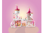 Château de jeu rose avec figurines et accessoires.
