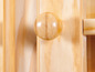 Une armoire en bois avec un bouton rond.
