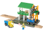 Gare de marchandises de train jouet avec grue, camion et figurine.