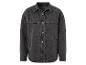 Une veste en jean noire à boutons.