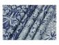 Tissu à motifs floraux bleus et gris avec des plis