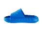 Des tongs bleues en caoutchouc isolées sur fond blanc.