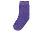 Une chaussette violette avec une bordure gris clair.