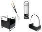 Un panier à bois noir, un ensemble d'outils de cheminée et une pince pour allumer un feu.