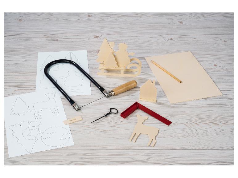 Kit de sculpture sur bois avec scie, figurines en bois et modèles sur une table en bois.