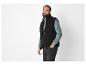 Homme en gilet en velours noir et pull bleu clair.