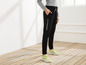 Pantalon de jogging noir avec logo Jette Joop Sport et baskets vertes.