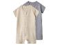 Deux grenouillères pour bébé, une beige zippée et une grise style t-shirt.