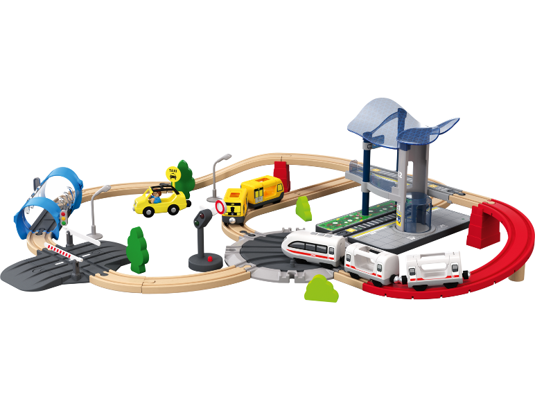 Ensemble de jouets trains et voitures avec gare, rails en bois et route.