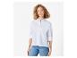 Chemise blanche et jeans : look décontracté et élégant.