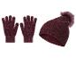 Une paire de gants en tricot rouge foncé et un bonnet en tricot avec un pompon en fourrure.