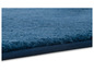 Un tapis bleu foncé avec une bordure