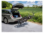 Une voiture avec un porte-vélos avec deux vélos.