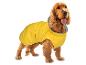Un cocker spaniel portant un imperméable jaune.