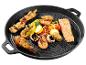 Grillades : brochettes, saumon, crevettes et légumes sur une plaque de cuisson.