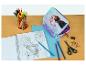 Trousse Frozen, crayons de couleur, ciseaux et dessin à colorier sur une table.