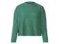 Un pull vert en tricot à manches longues.