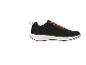 Chaussures de sport noires avec lacets orange et semelle blanche.