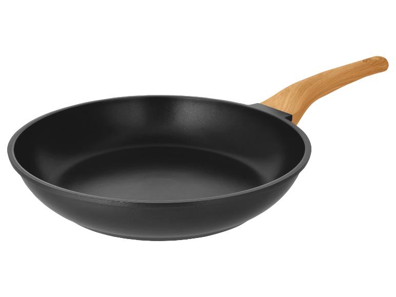 Poêle à frire noire avec manche en bois sur fond blanc.