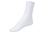 Une paire de chaussettes blanches côtelées.