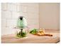 Robot culinaire SilverCrest vert pastel sur un plan de travail en bois.