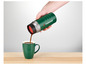 Une thermos verte Parkside verse du café dans une tasse verte.