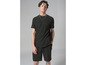 Homme portant un t-shirt et un short verts à imprimé léopard.