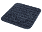 Tapis de bain bleu foncé à rayures.