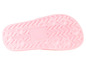 La semelle d'une tong rose avec un motif en losanges.