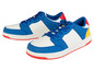 Deux paires de baskets blanches et bleues avec des accents rouges.