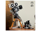 Un modèle LEGO d'une caméra de cinéma avec des figurines de Mickey Mouse.