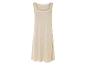 Robe longue beige sans manches.
