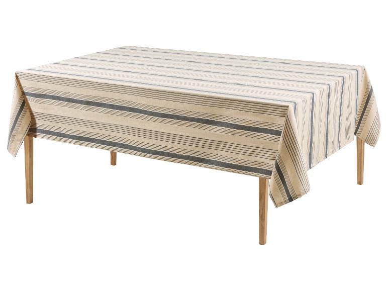 Nappe rayée beige et bleue sur une table en bois.