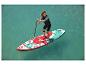 Femme pagayant sur une planche de paddle gonflable Exotic 10'6″, motif floral.