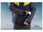 Un homme avec une veste bleu et grise avec une bande jaune, avec un forfait de ski dans la poche.