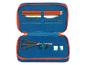 Trousse bleue avec fermeture éclair orange contenant des crayons, un stylo, une règle, des ciseaux et un taille-crayon.
