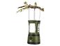 Lanterne et lampe de poche Crivit, verte, suspendue à une branche.