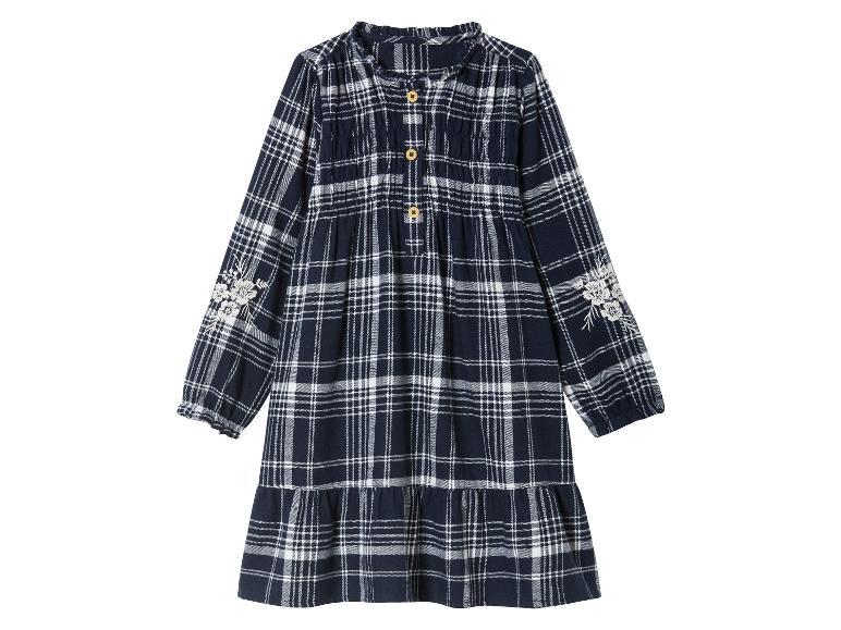 Une robe à carreaux bleu marine avec des fleurs blanches brodées.