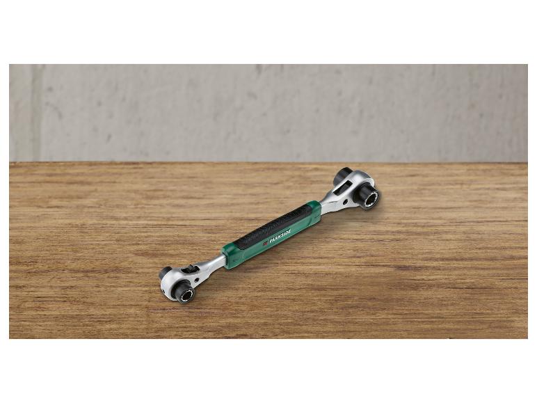 Une clé à cliquet Parkside avec douilles interchangeables sur une table en bois.