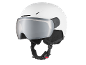 Casque de ski blanc avec visière et boucle de jugulaire.