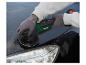 Une main utilise une polisseuse Parkside pour polir une voiture.