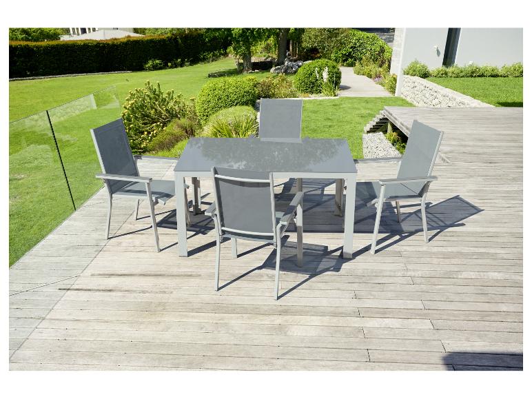 Ensemble table et chaises de jardin gris moderne.