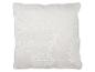 Coussin décoratif blanc avec des motifs de feuilles blanches.